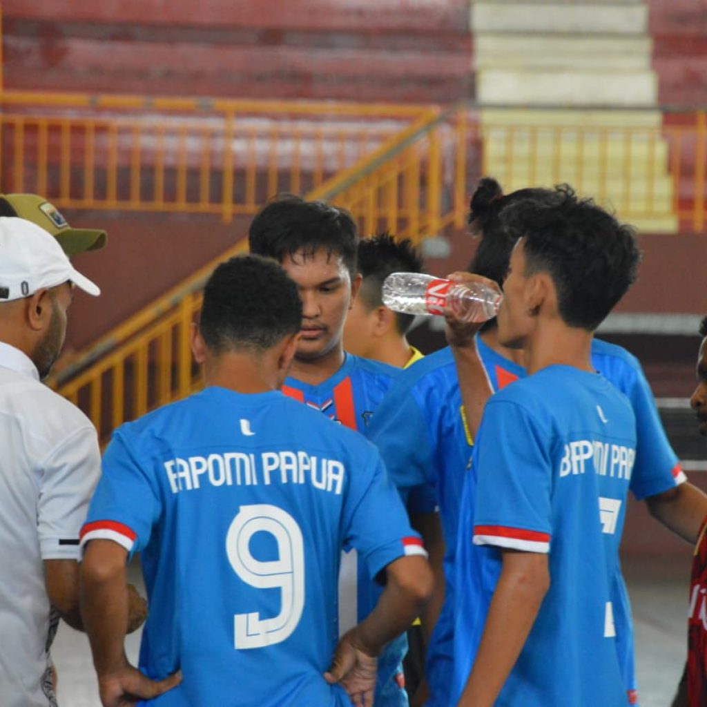 pelatih futsal Papua, Daud Arim saat memberikan intruksi kepada para pemain dipinggir lapangan saat berhadapan dengan tim futsal Sulteng. (ft Ist)