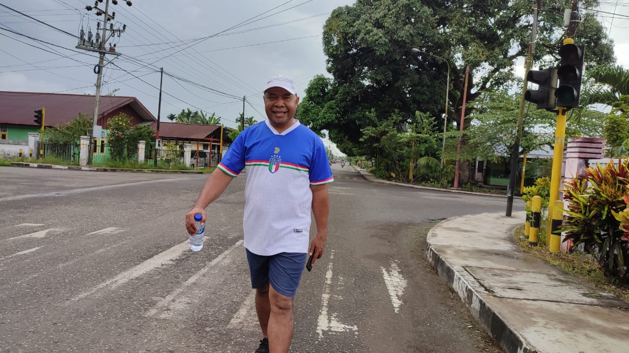 Pagi-Pagi Buta, Ketua DPRD Yohanis Raubaba Olahraga Jalan Kaki