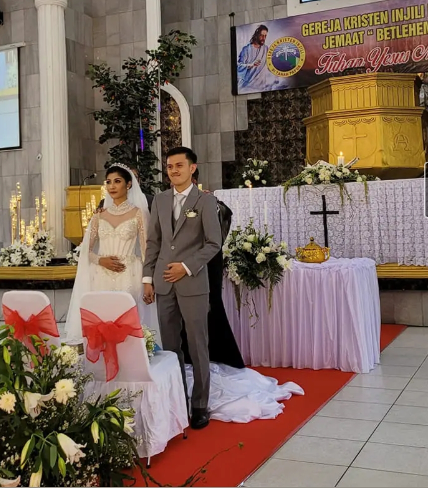 Pasangan Megan dan Aldi saat mengikuti pernikahan Kudus di Gedung Gereja GKI Betlehem Wamenat 