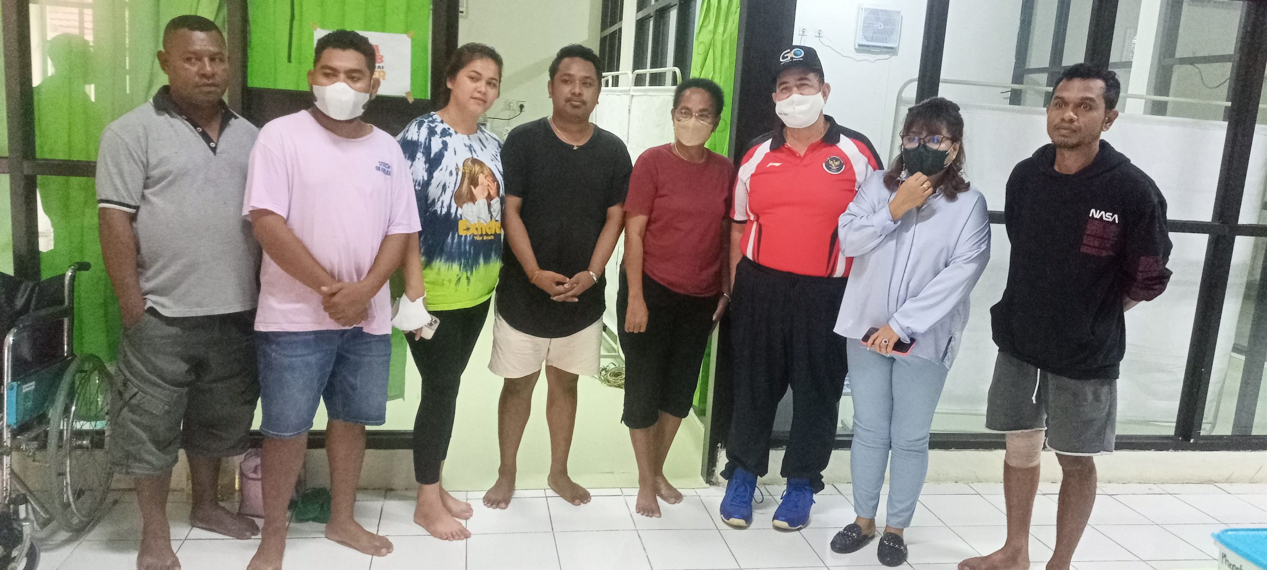Pdt. Gilbert ketika berfoto dengan keluarga besar Wabup Yapen Frans Sanadi 