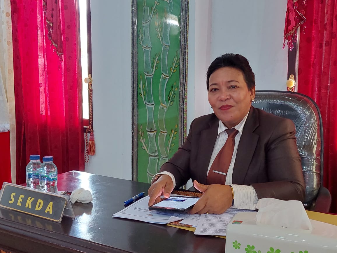 Ketua KMB Yapen, Erny R Tania yang notaben Sekda Yapen