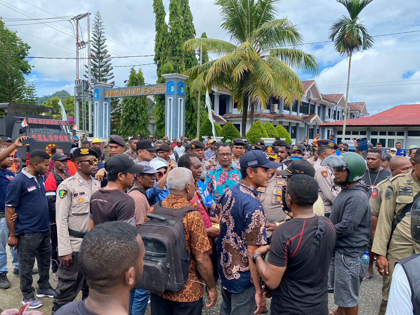 Suasana aksi demo di halaman kantor DPRD, Kamis 16 Juni 2023